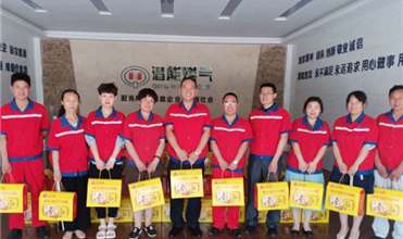 浓情迎端午 温馨送祝福-龙8头号玩家集团为员工发放端午节礼品